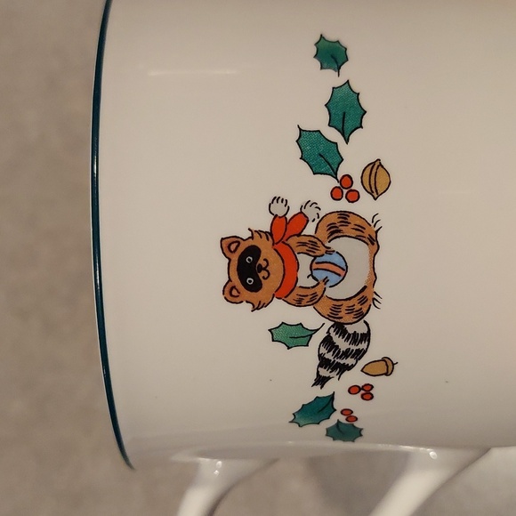 Ming Pao Woodland Christmas coffee cup - Picture 6 of 8